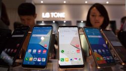 CNNE 974679 - lg abandona el negocio de los smartphones- mira por que