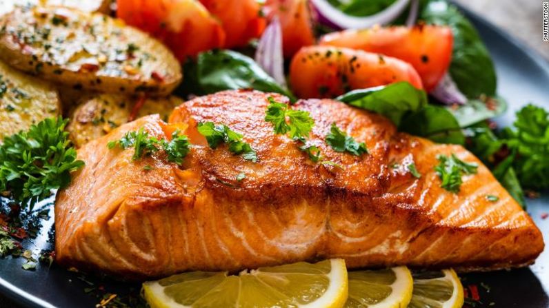 El salmón a la parrilla es una fuente rica en ácidos grasos omega-3 que eliminan el estrés.