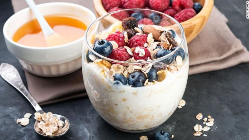 Los probióticos del yogur ayudan a reducir los niveles de cortisol. Puedes mezclarlo con frutos rojos para obtener un extra de vitamina C.
