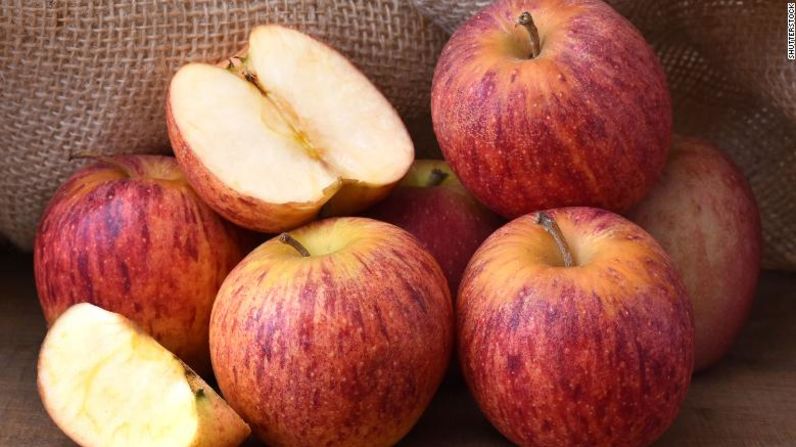 Reemplaza las papas fritas con rodajas de manzana, que también tienen ese crujido que libera el estrés. Busca manzanas cameo y macoun crujientes en el mercado de agricultores de tu zona o gusto.