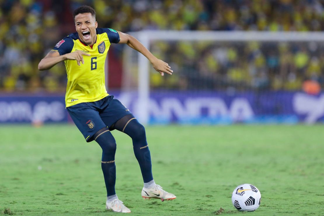 Byron Castillo de Ecuador sufre una lesión durante un partido entre Ecuador y Bolivia como parte de las Eliminatorias Sudamericanas para Qatar 2022 en el Estadio Monumental Isidro Romero Carbo el 07 de octubre de 2021 en Guayaquil, Ecuador.