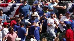 CNNE 975099 - rangers de texas abren su estadio a su maxima capacidad