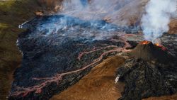 CNNE 975216 - nuevas imagenes del volcan en erupcion en islandia