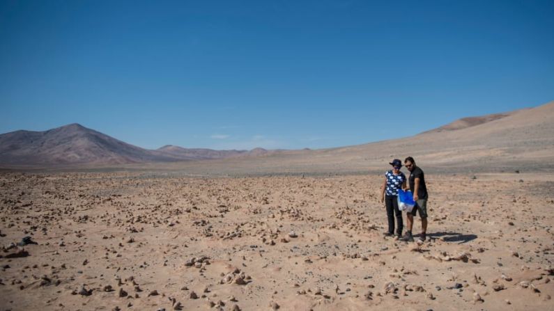 Zona desértica: Yungay en el desierto de Atacama es uno de los lugares más áridos del planeta y una de las áreas más similares a Marte. Aquí, biólogos chilenos buscan muestras de rocas en 2017. Martin Bernetti / AFP / Getty Images