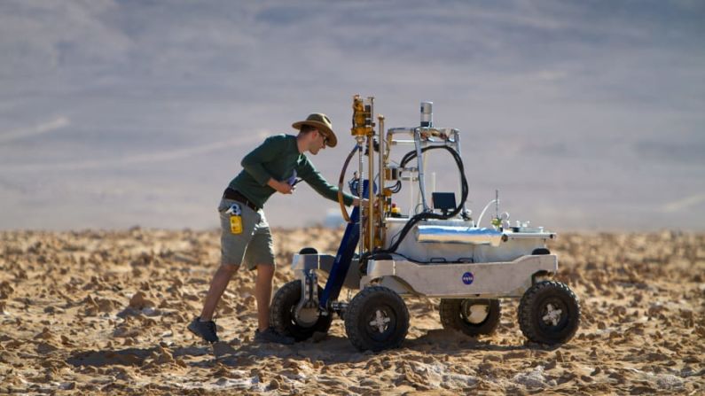 Pruebas de campo: el ingeniero Dean Bergman trabaja en el rover ARADS de la NASA durante las pruebas de campo en 2018. El rover puede navegar y conducir de forma independiente, incluso en terrenos empinados o irregulares. NASA / CampoAlto / Victor Robles