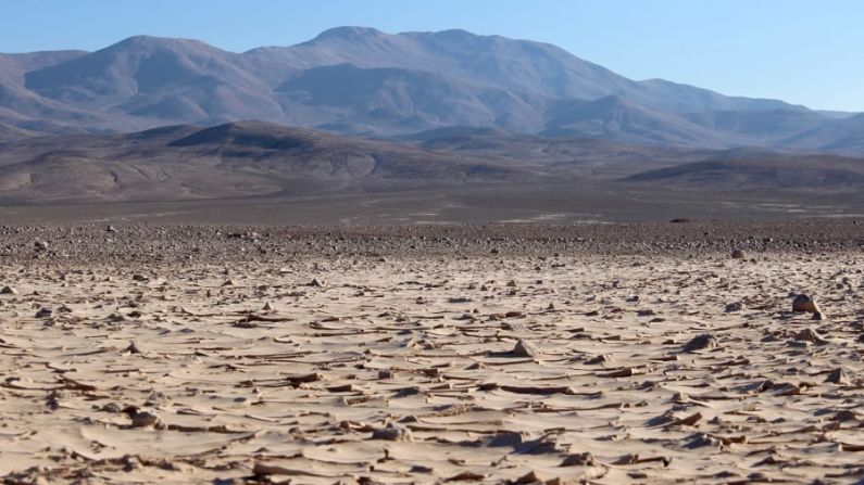 Paralelos con Marte: un evento de lluvia raro ocurrió en el desierto de Atacama en Chile en 2017. El equipo ARADS (Estudios de perforación de Astrobiología del Rover en Atacama) de la NASA estudió microorganismos en 2018 que pueden haber prosperado en suelos mojados por la lluvia. También probaron un diseño de rover que eventualmente podría usarse para buscar vida microbiana en otros entornos extremos, como Marte. NASA / Ames Research Center