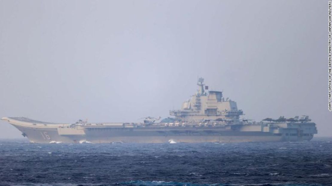 El portaaviones chino Liaoning navega por el estrecho de Miyako cerca de Okinawa en esta foto publicada por el Ministerio de Defensa de Japón el 4 de abril de 2021.