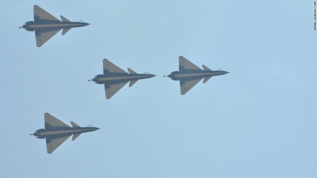 Aviones de combate chinos J-10 actúan en el festival Airshow China en Zhuhai en noviembre de 2016.
