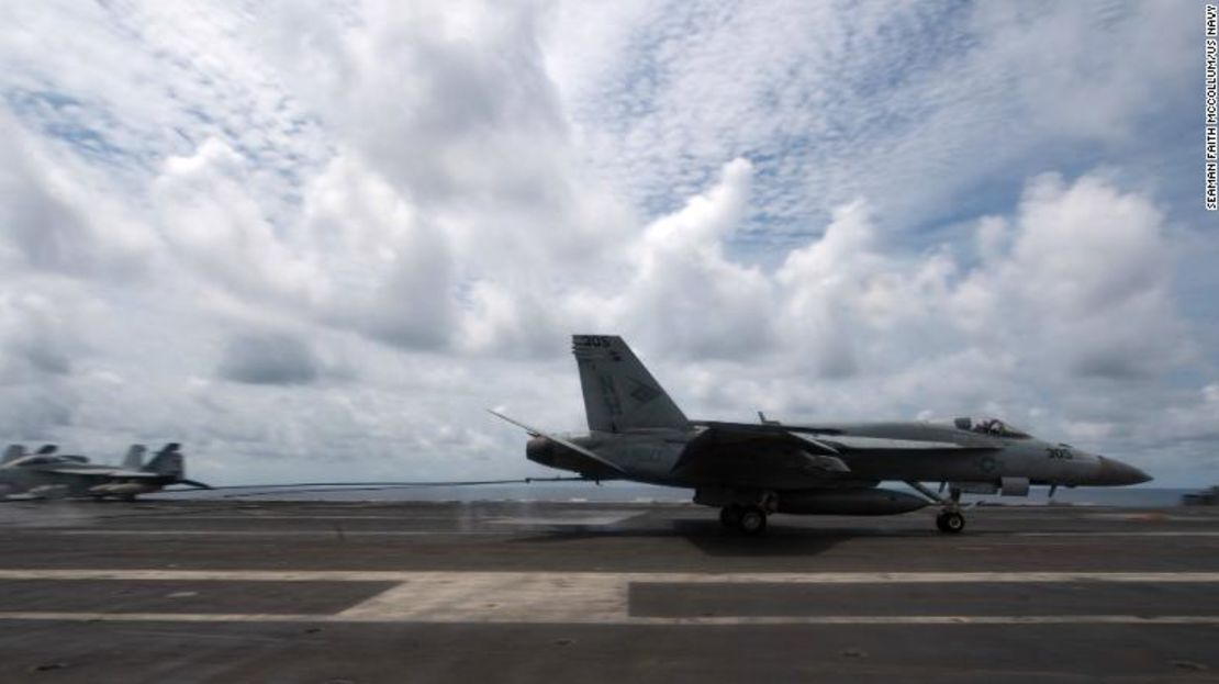 Un Super Hornet F / A-18E de la Armada de los EE.UU. aterriza en la cubierta del portaaviones USS Theodore Roosevelt el 5 de abril de 2021, durante las operaciones en el Mar de China Meridional.