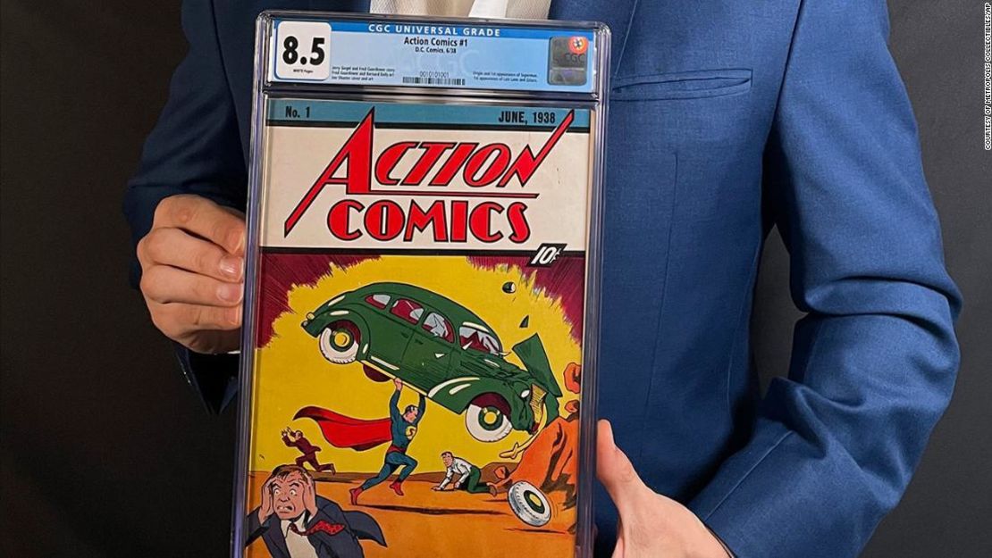 Vincent Zurzolo, copropietario de ComicConnect, sostiene el cómic que marca la primera aparición de Superman. Esta semana se vendió por un precio histórico que batió el récord de US$ 3,25 millones.