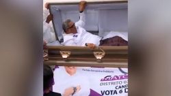 CNNE 975887 - candidato inicia campana electoral saliendo de un ataud