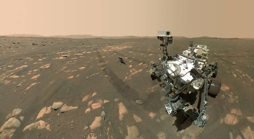 El rover Perseverance se tomó una "selfie" en Marte con el helicóptero Ingenuity, que está a unos 3,9 metros de distancia (justo en el centro de la foto). Ingenuity pesa menos de 1,8 kilos, pero se construyó con la suficiente resistencia para sobrevivir al severo entorno marciano.
