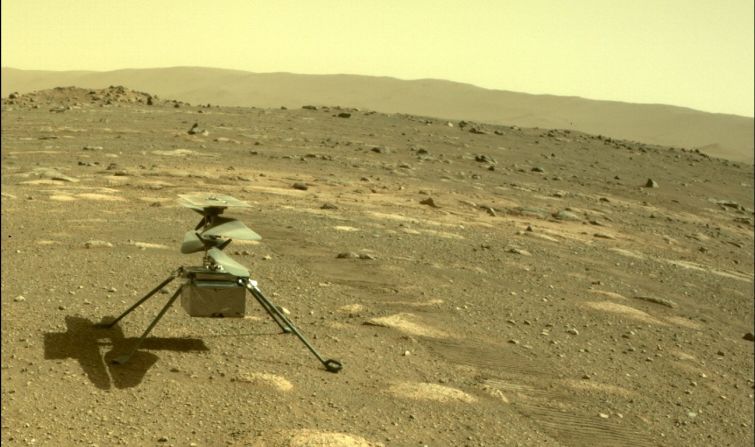 Así se ve el helicóptero Ingenuity en Marte desde la cámara trasera del rover Perseverance el 4 de abril de 2021. Ingenuity será la primera aeronave en intentar un vuelo controlado a motor en otro planeta, un hito que ha recordado la hazaña de los hermanos Wright hace más de 10 años.  →