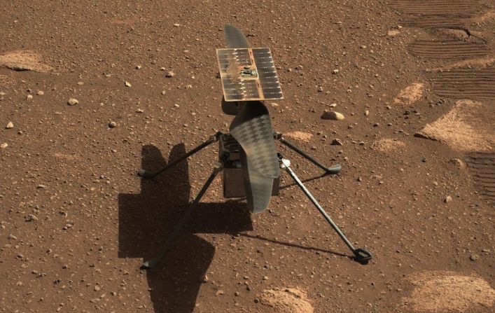 Esta es una toma más cercana de Ingenuity sobre la superficie de Marte. El helicóptero podría volar por hasta 90 segundos a distancias de aproximadamente 300 metros a la vez. Puede parecer poco tiempo, pero el vuelo de los hermanos Wright duró 12 segundos.