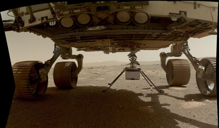 Aquí se puede observar al helicóptero Ingenuity con sus cuatro patas desplegadas sobre la superficie de Marte, antes de desprenderse del rover Perseverance. Ingenuity volará por su cuenta, sin control humano. Debe despegar, hacer el vuelo y aterrizar con órdenes mínimas de la Tierra enviadas de antemano.