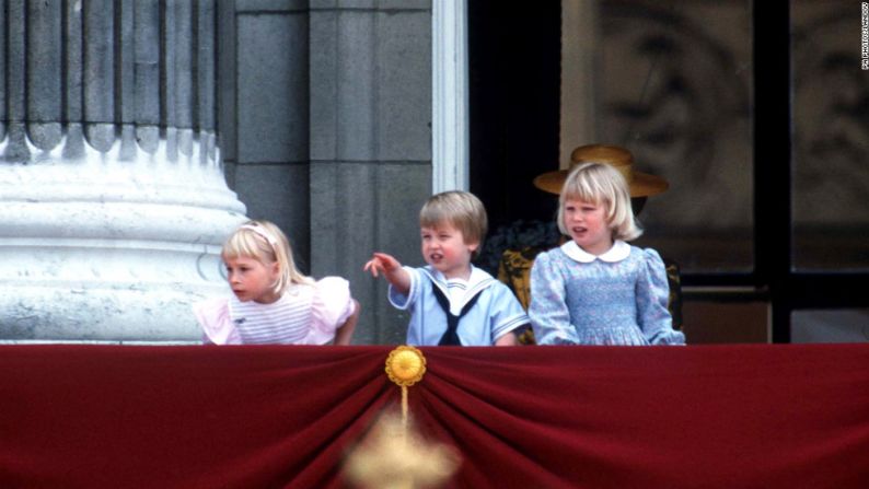 Desde el balcón del Palacio de Buckingham, un joven príncipe William observa la marcha del Color en 1985 con Lady Gabriella Windsor, izquierda, y Lady Zara Phillips. PA Photos / Landov
