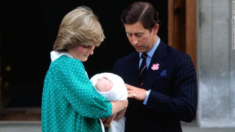 El príncipe Carlos y la princesa Diana dejan el Hospital St. Mary en Londres con el príncipe William el 22 de junio de 1982. Biblioteca de fotos de Tim Graham / Getty Images