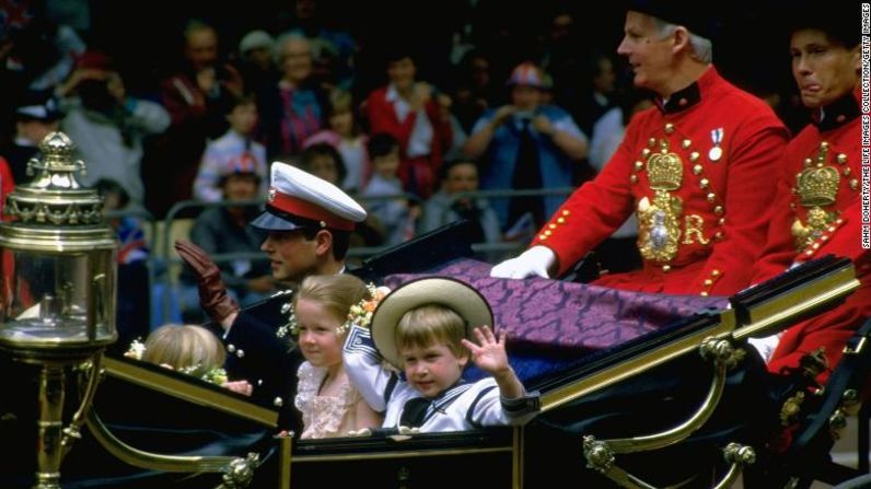 El príncipe William saluda desde un carruaje en el camino a la boda del príncipe Andrés y Sarah Ferguson el 23 de julio de 1986. Sahm Doherty / The LIFE Images Collection / Getty Images