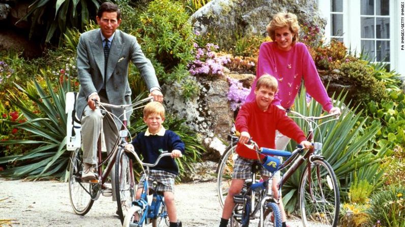 El príncipe William y el príncipe Harry andaron en bicicleta con sus padres en 1989 mientras estaban de vacaciones en las Islas Sorlingas. PA Images / Getty Images