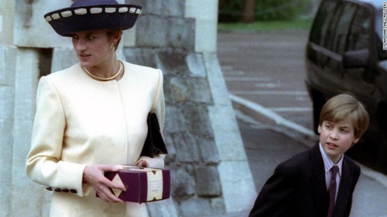 La princesa Diana y el príncipe William esperan al príncipe Harry después de asistir a la misa de la iglesia del Domingo de Pascua en 1992 en la Capilla de St. Georges dentro del Castillo de Windsor. Dylan Martinez / Reuters