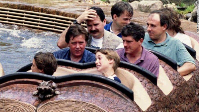 El príncipe William hace una mueca después de montar en Splash Mountain en Disney World Magic Kindom en Florida. Estaba con amigos de la familia real en unas vacaciones de tres días en 1993. Bob Pearson / AFP / Getty Images