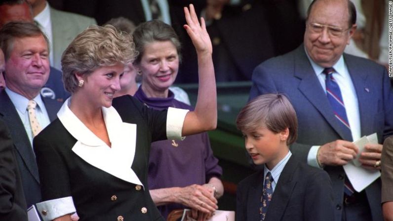 Acompañada por el príncipe William, la princesa Diana llega a Wimbledon antes del inicio de la final de singles femeninos en 1994. Adam Butler / PA Images / Getty Images