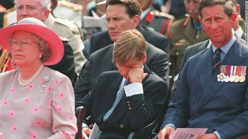 La reina Isabel II, el príncipe William y el príncipe Carlos asisten a un servicio que conmemora el Día de la Victoria sobre Japón afuera del Palacio de Buckingham en agosto de 1995. El evento fue en honor al día en que Japón se rindió a las fuerzas aliadas, poniendo fin a la Segunda Guerra Mundial. Andrew Winning / AFP / Getty Images