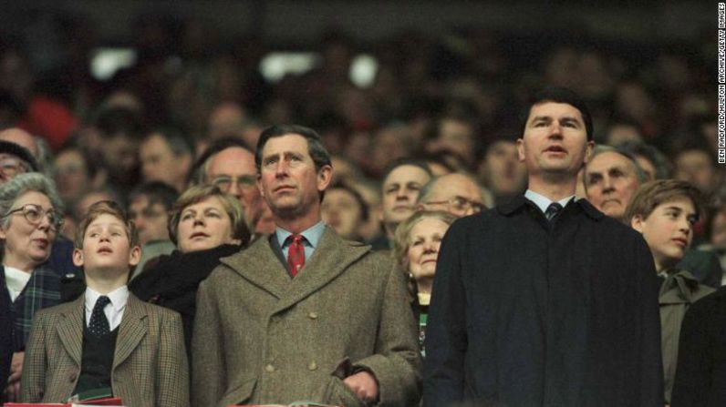 El príncipe Carlos y el príncipe Harry, a la izquierda, tocan himnos mientras el príncipe William, a la derecha, mira a su alrededor durante el juego Gales-Escocia en el campeonato de rugby de las Cinco Naciones de 1996. Ben Radford / Hulton Archive / Getty Images