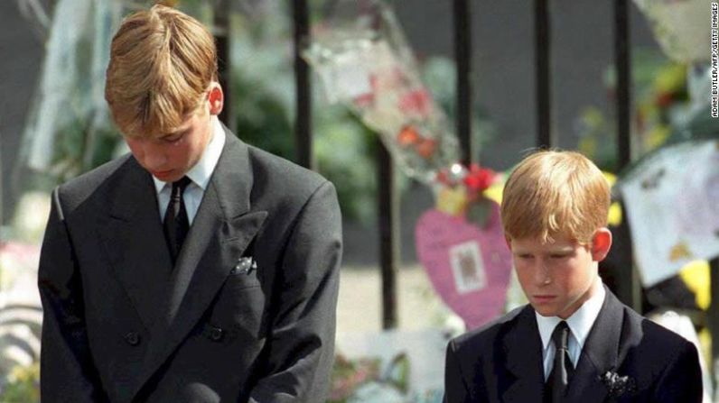 A los 15 años, el príncipe William y su hermano Harry, de 12, inclinan la cabeza después del funeral de su madre en la Abadía de Westminster el 6 de septiembre de 1997. La princesa Diana murió en un accidente automovilístico en París que Agosto. Adam Butler / AFP / Getty Images