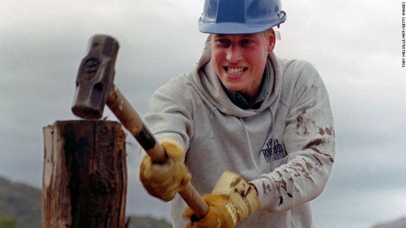 El príncipe William martilla un tronco mientras ayudaba a construir pasarelas en una aldea remota de Chile durante su expedición internacional a Raleigh en 2000. Toby Melville / AFP / Getty Images