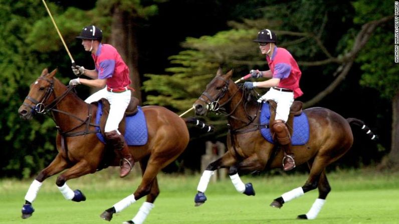 En 2001, el príncipe William, a la izquierda, y el príncipe Harry participan en un partido de polo de exhibición en Gloucestershire. Inglaterra. Anthony Harvey / Getty Images
