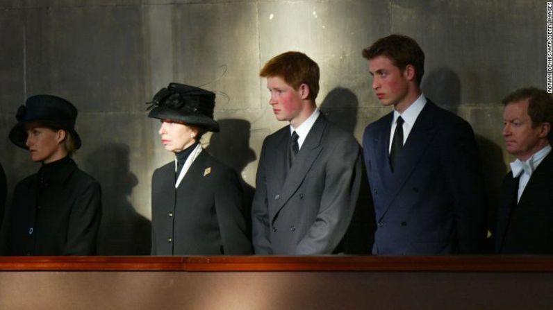 La familia real vela junto al ataúd de la reina madre en Westminster Hall el 8 de abril de 2002. El príncipe William, a la derecha, se encuentra junto al príncipe Harry, la princesa Ana y Sophie de Wessex. Adrian Dennis / AFP / Getty Images
