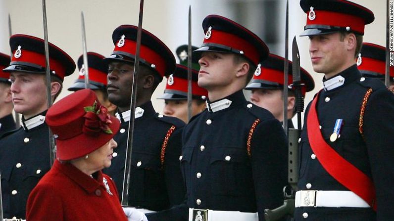 La reina Isabel mira a su nieto, a la derecha, mientras inspecciona el desfile en la Royal Military Academy en 2006. El príncipe William se graduó como soldado del ejército y luego recibió sus alas de piloto de la Royal Air Force. Adrian Dennis / AFP / Getty Images