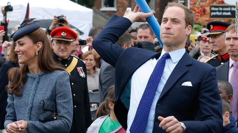 El príncipe William lanza una jabalina de espuma mientras su esposa, ahora duquesa de Cambridge, está a su lado durante una visita a Nottingham, Inglaterra, el 13 de junio de 2012. La pareja estuvo en la ciudad como parte de la gira del jubileo de diamantes de la reina Isabel II, que marca el 60 aniversario de su llegada al trono. Phil Noble / AFP / Getty Images