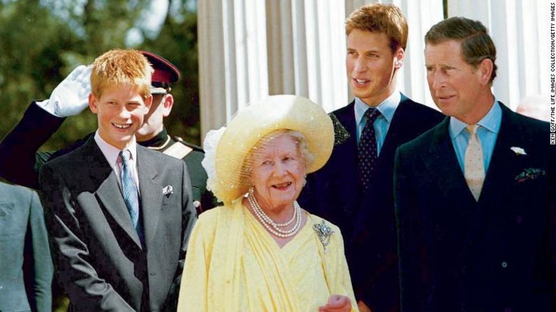 La reina madre de Gran Bretaña se une al príncipe Carlos y a sus hijos durante una ocasión para conmemorar su 99 cumpleaños en su residencia de Londres en 1999. Ken Goff / The LIFE Images Collection / Getty Images