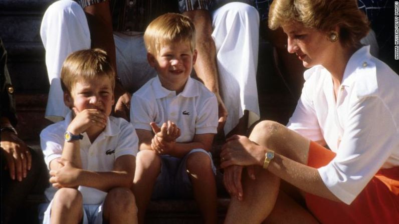 En 1988, el príncipe Carlos y la princesa Diana visitan Palma de Mallorca, España, con sus dos hijos. Anwar Hussein / Getty Images