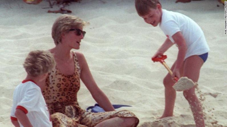 En una playa privada en 1990, el príncipe William le echa arena a su madre. Las fotos del joven príncipe con su adorada madre eran comunes a medida que aumentaba el interés de los medios. Rob Taggart / Reuters / Alamy