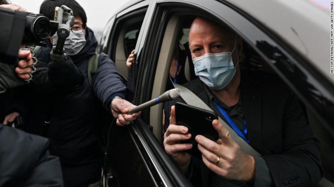 Peter Daszak, miembro del equipo de la OMS que investiga los orígenes del covid-19, habla con los medios de comunicación a su llegada al Instituto de Virología de Wuhan.