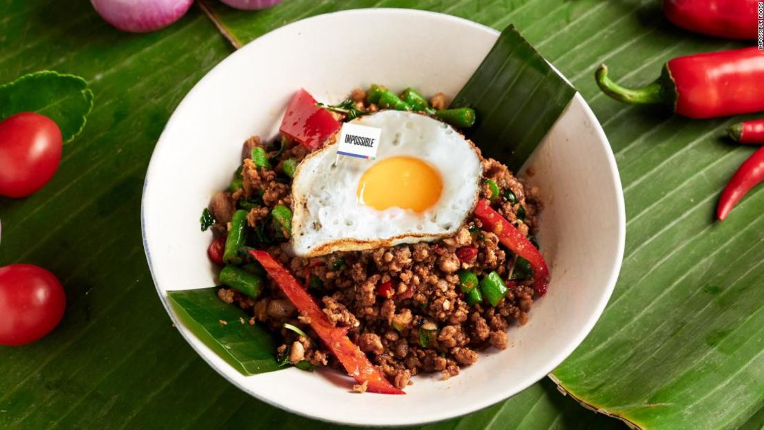 La "carne de res" sin carne de Impossible Foods se sirvió como plato krapow con huevo frito en el Café Siam, un restaurante de Hong Kong.