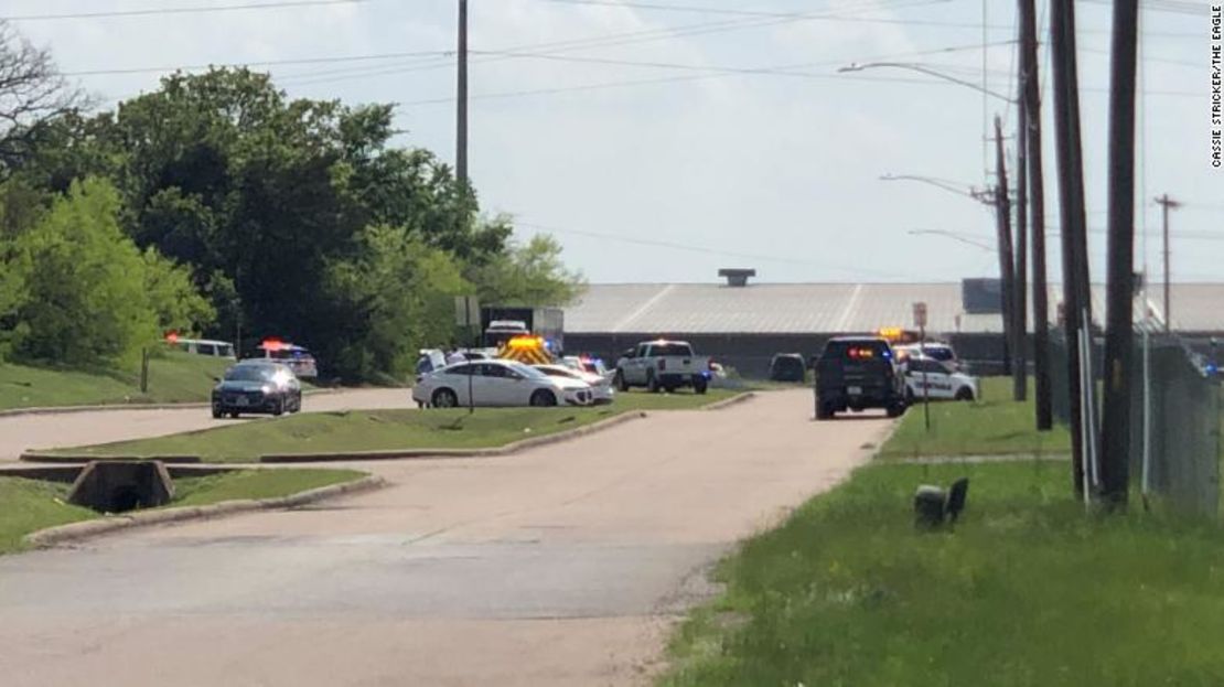 La policía responde a un tiroteo reportado en un negocio en Bryan, Texas, el jueves 8 de abril.