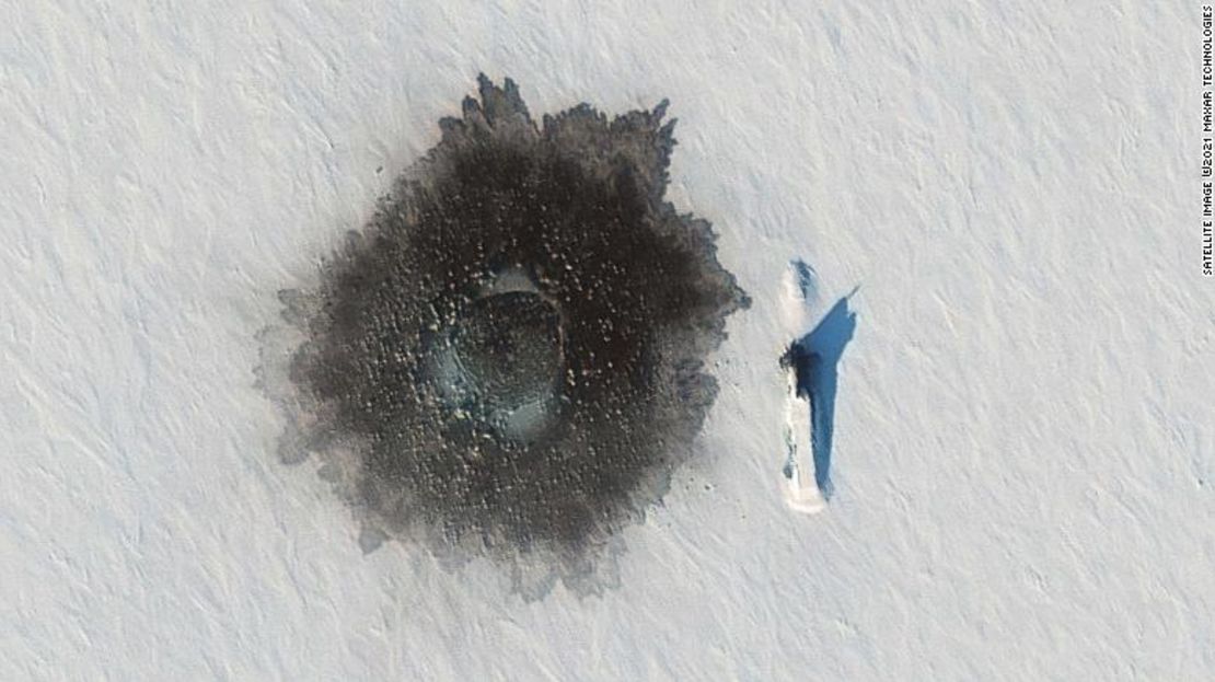 Un submarino ruso Delta IV fotografiado sobre el hielo cerca de la isla Alexandra el 27 de marzo durante un ejercicio, con un probable agujero en el hielo a su izquierda debido a una demolición bajo el agua.