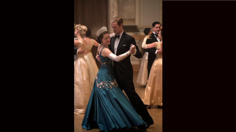 En una escena de la serie "The Crown", los actores que interpretan a la reina Isabel (Claire Floy) y el príncipe Felipe (Matt Smith) bailan en una cena elegante. El duque de Edimburgo murió este 9 de abril a los 99 años. Dos actores han interpretado al príncipe en las temporadas ya emitidas de la serie de Netflix. La familia real ha negado tener vínculos con la serie y ha dicho que no ha aprobado el contenido. Mira en esta galería las imágenes del príncipe Felipe en la serie.