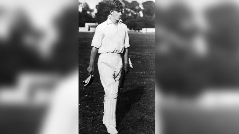 El príncipe Felipe de Grecia juega al cricket en 1939, mientras estudiaba en Gordonstoun, un internado en Escocia. "¡Cuán alto puede saltar!", dijo Isabel a su institutriz, Marion Crawford, en julio de 1939 cuando vio a Felipe saltando sobre las redes de tenis en el Royal Naval College de Dartmouth.