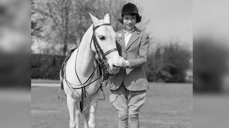 La princesa Isabel posa junto a un un pony en Windsor Great Park, durante su cumpleaños número 13, el 21 de abril de 1939.