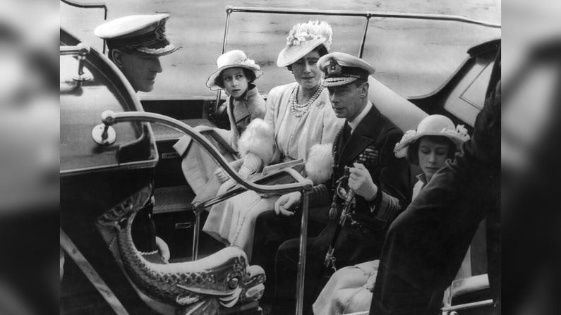 La familia real llega al Royal Naval College de Dartmouth en 1939. De izquierda a derecha están el príncipe Felipe, la princesa Margarita, la reina Isabel, el Rey Jorge VI y la princesa Isabel. Esta última quedaría deslumbrada por el joven cadete de Marina durante esta visita.