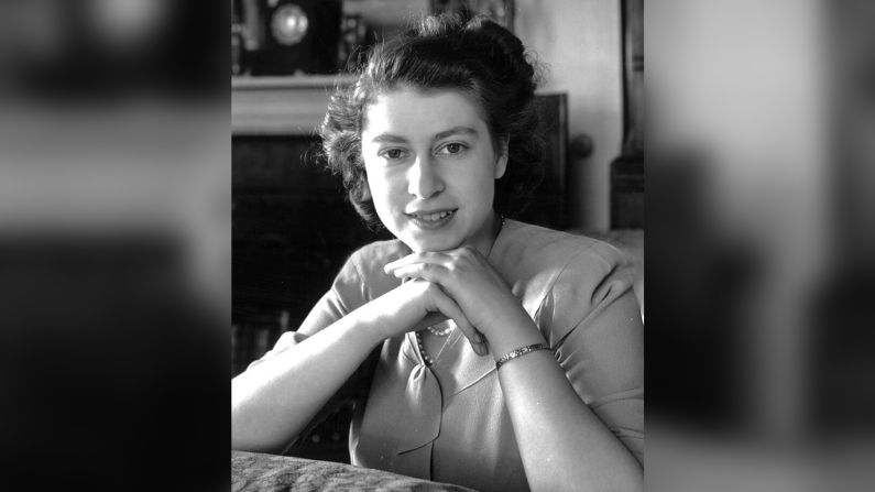 La princesa Isabel, ahora heredera del trono, en su salón en el Palacio de Buckingham en julio de 1946.