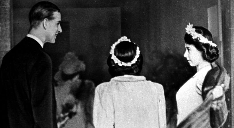 La princesa Isabel y el príncipe Felipe en su papel de dama de honor y acompañante durante la boda de Patricia Mountbatten y Lord Brabourne, en 1946. Felipe era primo de la novia.