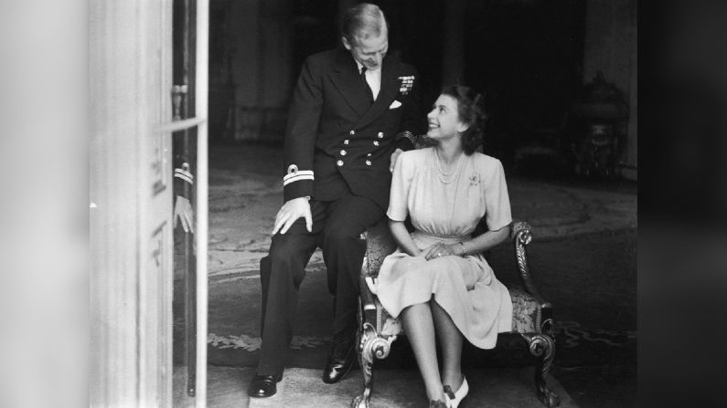 Isabel, muy sonriente, y su prometido Felipe son retratados juntos en el Palacio de Buckingham en julio de 1947, después de que se anunciara su compromiso.