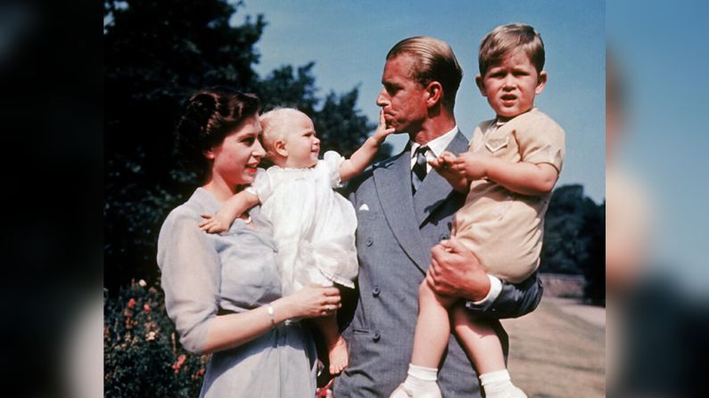 Un retrato familiar en 1951, después de que Isabel y Felipe tuvieran a Carlos en 1948 y a Ana en 1950.