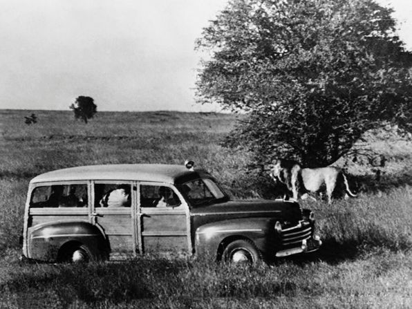 Isabel y Felipe visitan un parque nacional en Kenia en febrero de 1952.